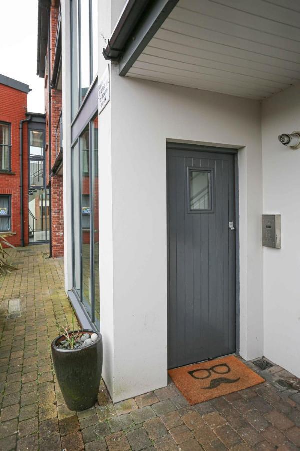 Funky City Apartment - Secure Parking - Wifi - Sleeps 6 - No Parties เบลฟาสต์ ภายนอก รูปภาพ