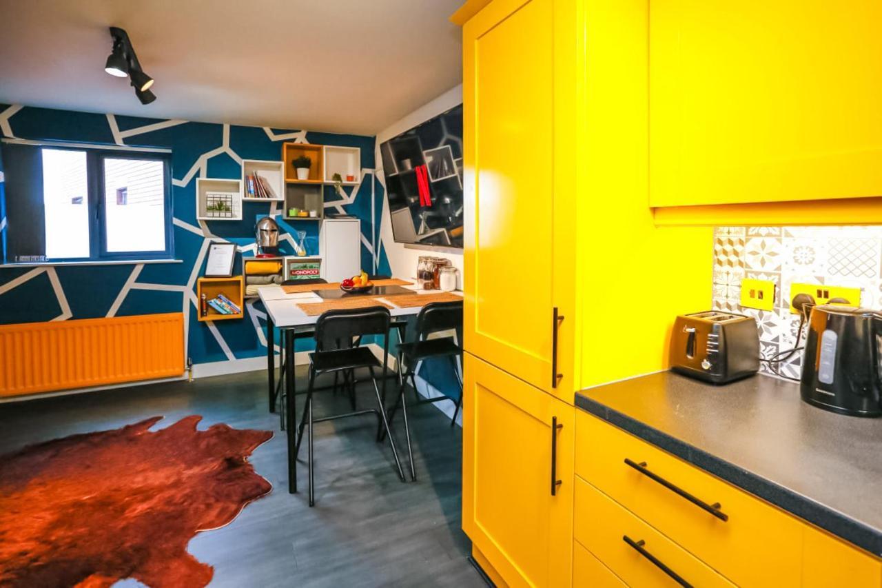 Funky City Apartment - Secure Parking - Wifi - Sleeps 6 - No Parties เบลฟาสต์ ภายนอก รูปภาพ