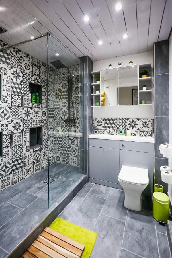 Funky City Apartment - Secure Parking - Wifi - Sleeps 6 - No Parties เบลฟาสต์ ภายนอก รูปภาพ