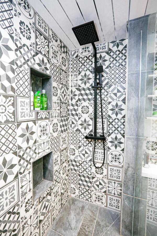 Funky City Apartment - Secure Parking - Wifi - Sleeps 6 - No Parties เบลฟาสต์ ภายนอก รูปภาพ