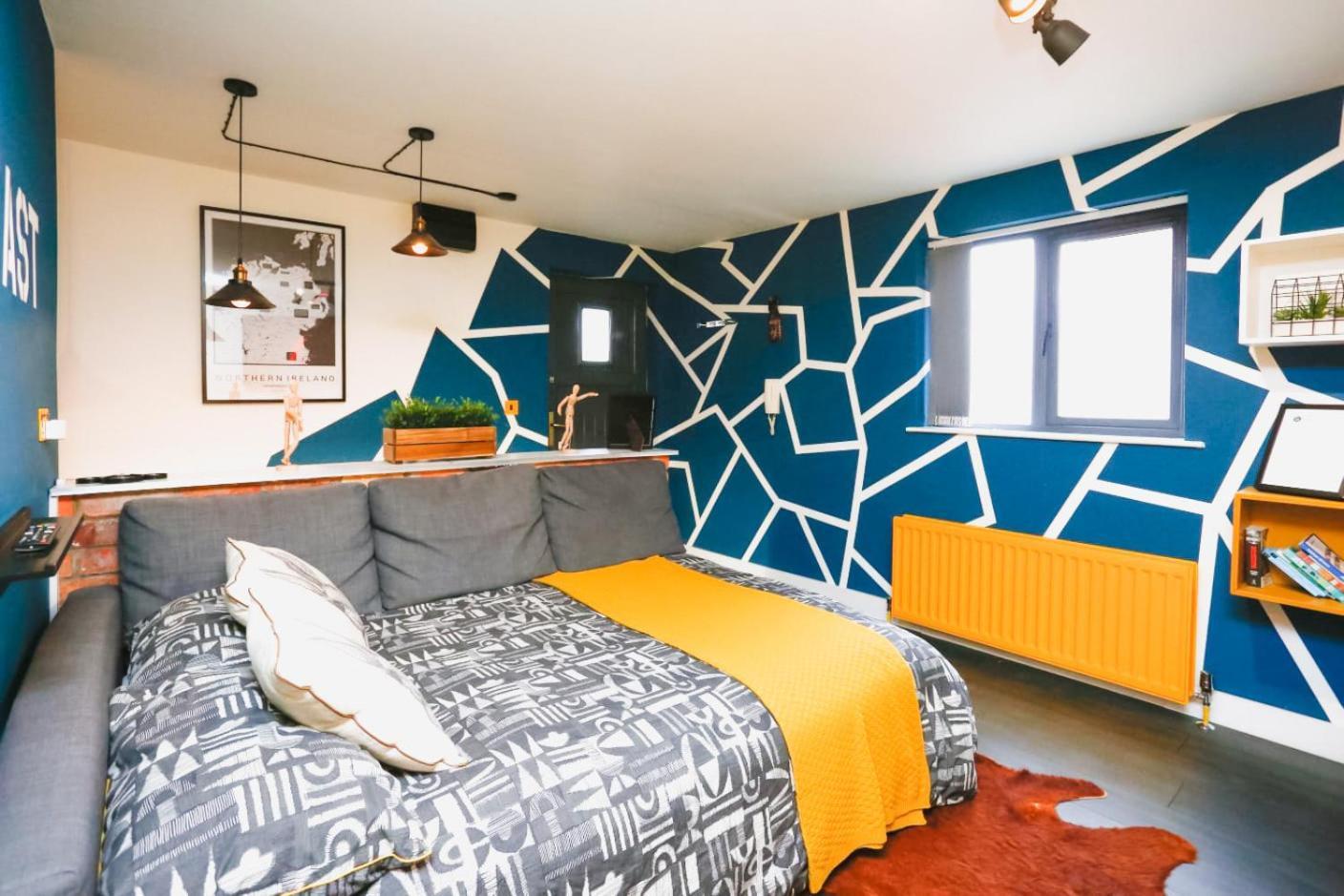 Funky City Apartment - Secure Parking - Wifi - Sleeps 6 - No Parties เบลฟาสต์ ภายนอก รูปภาพ