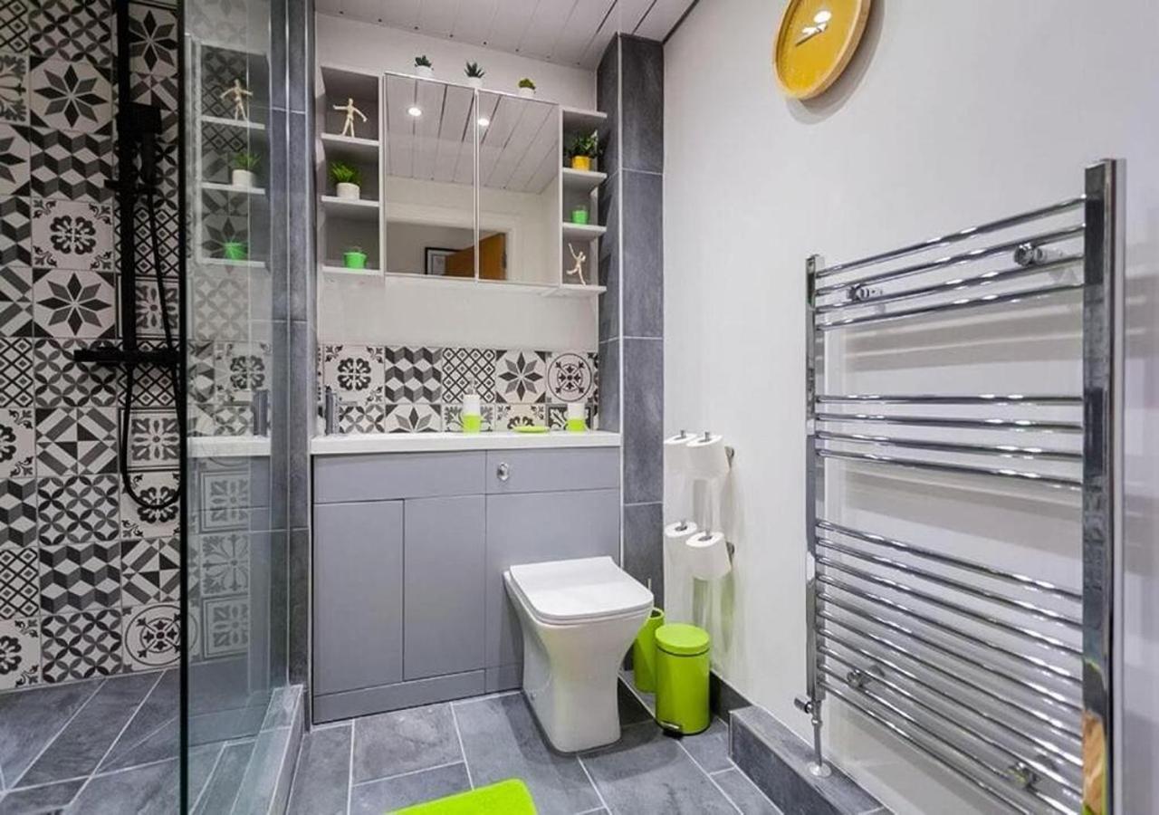Funky City Apartment - Secure Parking - Wifi - Sleeps 6 - No Parties เบลฟาสต์ ภายนอก รูปภาพ