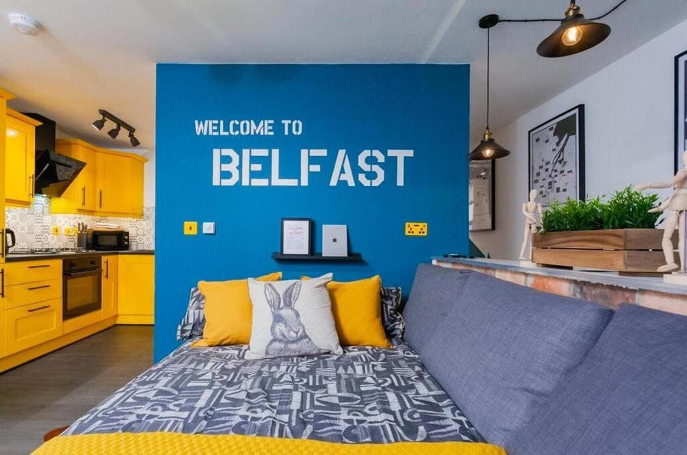 Funky City Apartment - Secure Parking - Wifi - Sleeps 6 - No Parties เบลฟาสต์ ภายนอก รูปภาพ