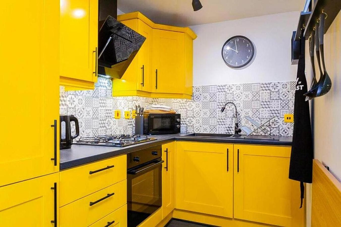 Funky City Apartment - Secure Parking - Wifi - Sleeps 6 - No Parties เบลฟาสต์ ภายนอก รูปภาพ